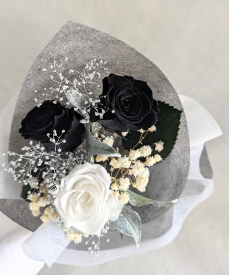 プリザーブドフラワー／黒と白薔薇のシックな3輪花束