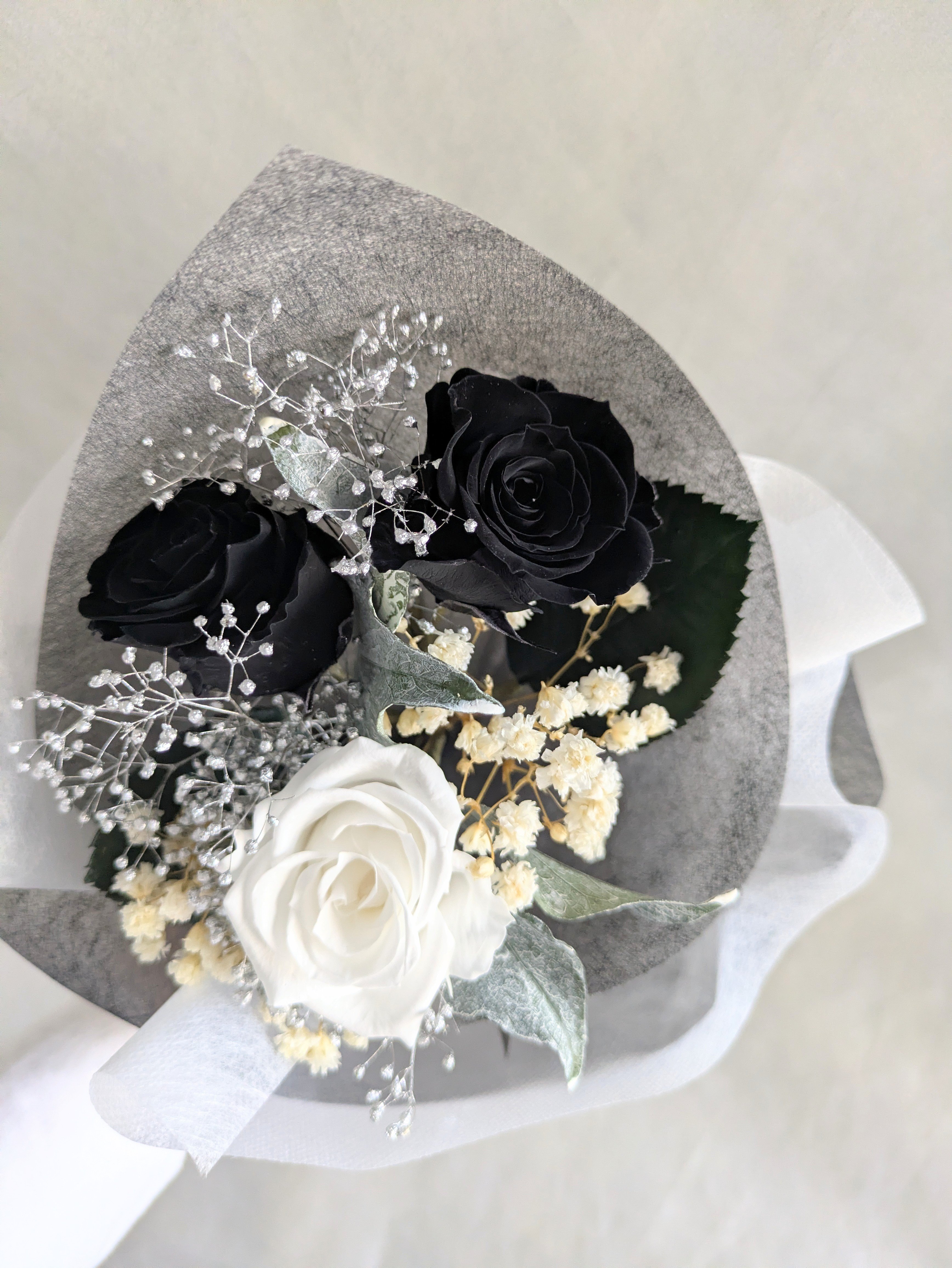 プリザーブドフラワー花材 白銀 プリザーブドフラワー／黒と白薔薇のシックな3輪花束 | 世都華