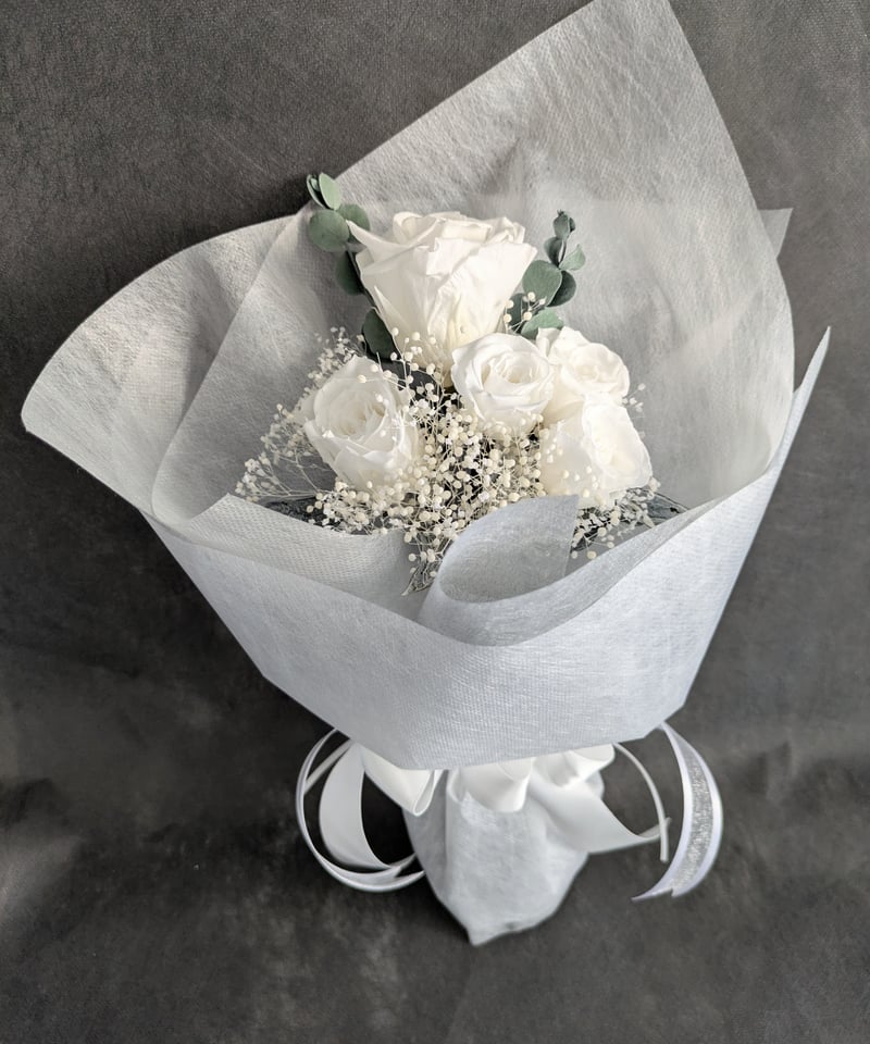 プリザーブドフラワー白い薔薇5輪のふんわり花束（花束ラッピング