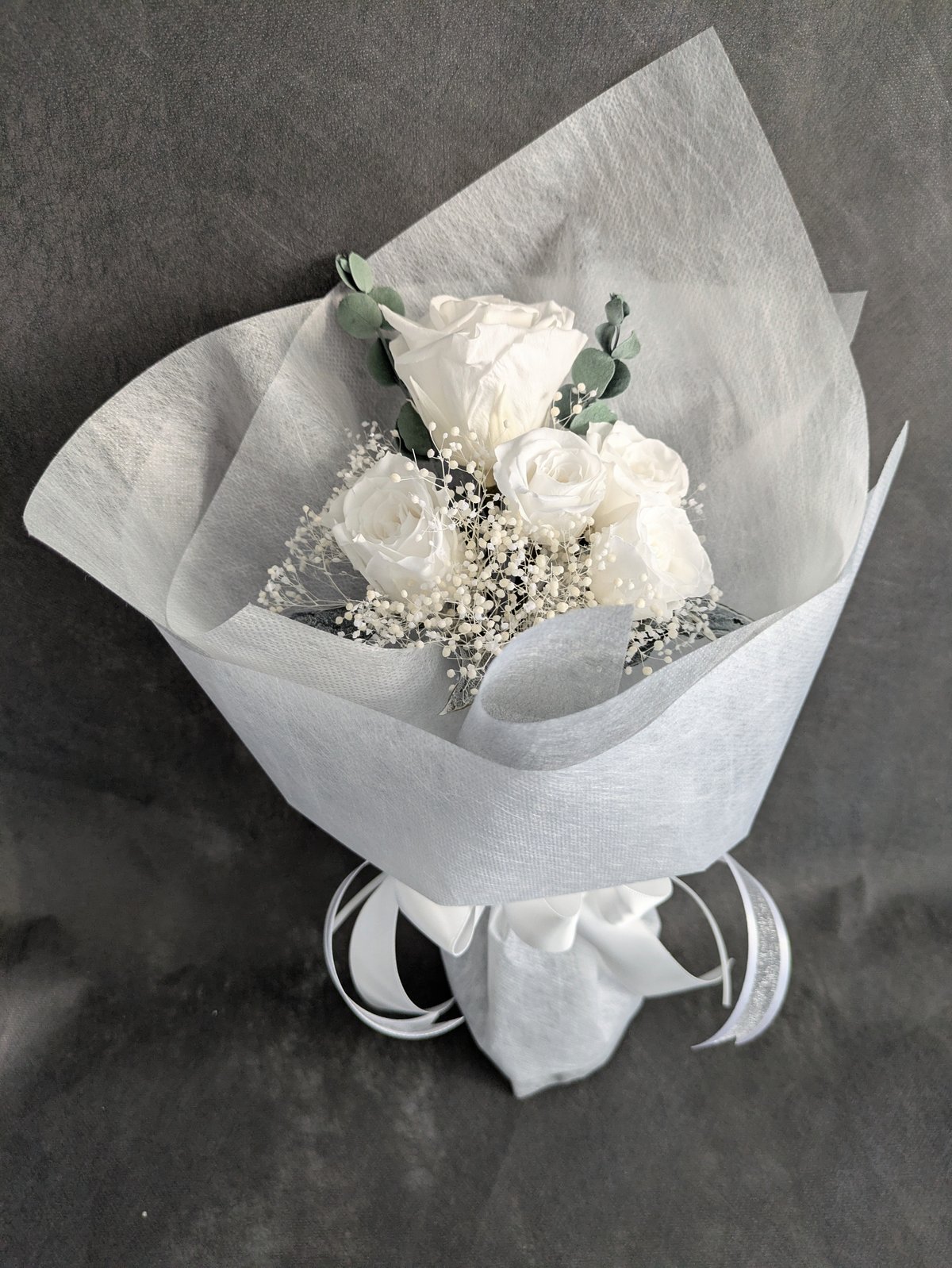 プリザーブドフラワー白い薔薇5輪のふんわり花束（花束ラッピング