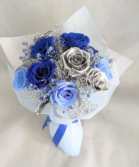 プリザーブドフラワー12輪花束／青い薔薇と空色ローズとシルバーローズの輝き（フラワーケースと花束スタンドはオプション購入可能）