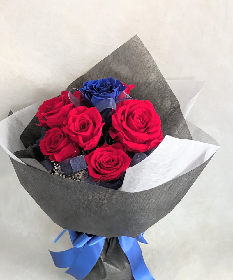 プリザーブドフラワー花束／赤い薔薇と青薔薇の11本白いかすみ草の花束