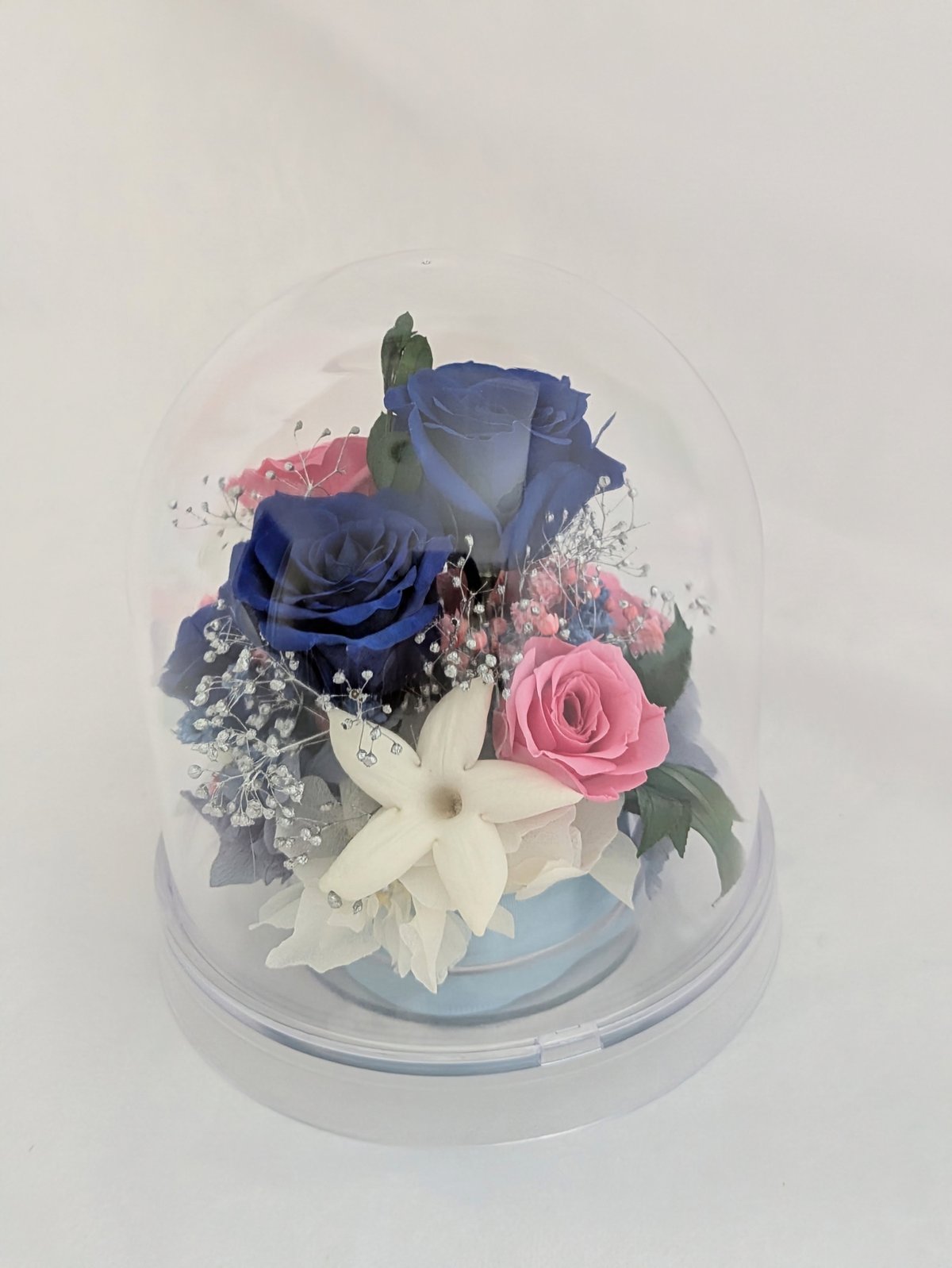 プリザーブドフラワー／ドームの中に咲く青とピンクの薔薇と小花の