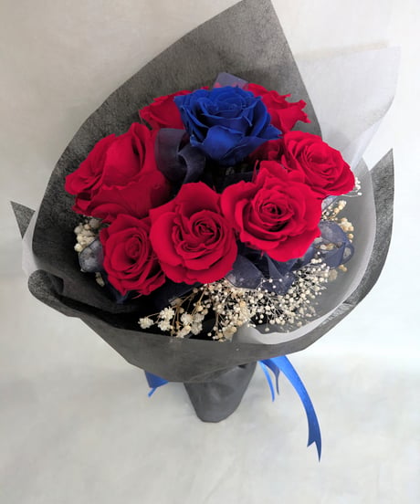 プリザーブドフラワー花束／赤い薔薇と青薔薇の11本白いかすみ草の花束