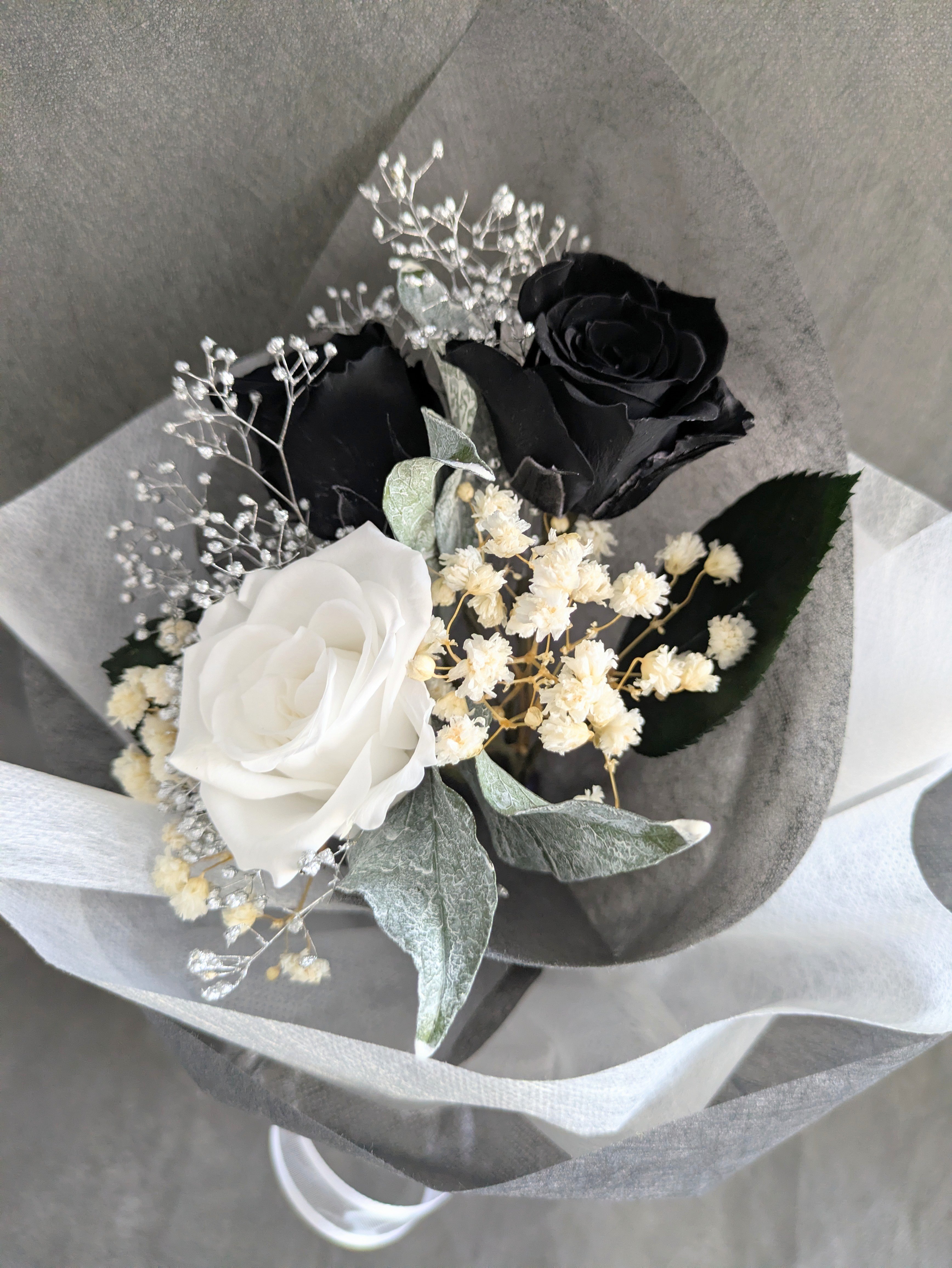 プリザーブドフラワー／黒と白薔薇のシックな3輪花束 | 世都華