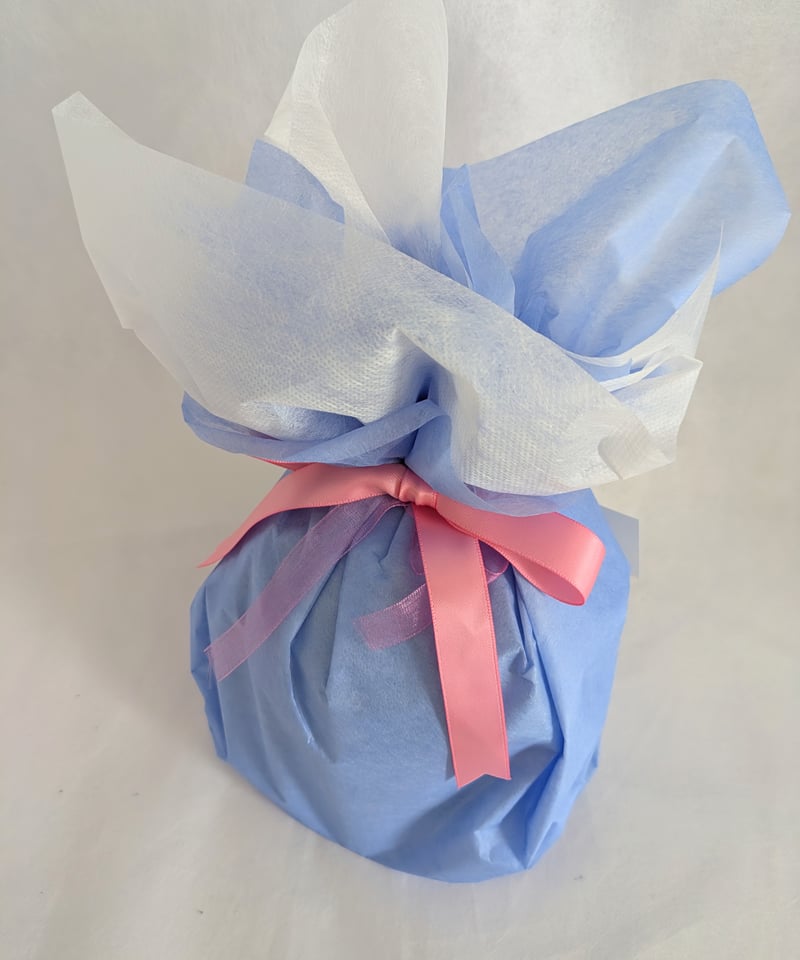 プリザーブドフラワー／ドームの中に咲く青とピンクの薔薇と小花の