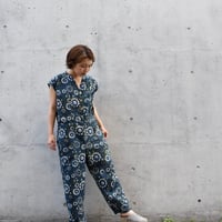 tita ハンドプリントVネックフレンチジャンプスーツ