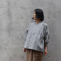 slone square ピンストライプスタンドカラーブラウス