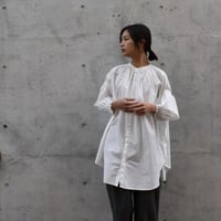 TISSU ナチュラルタイプライタートリプルシャーリングブラウス