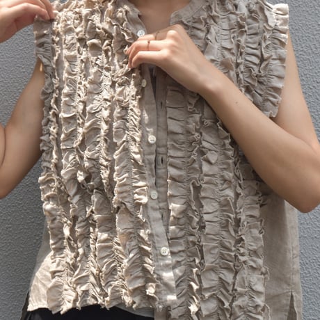 UNIVERSAL TISSU フレンチリネンスリーブレスフリルブラウス