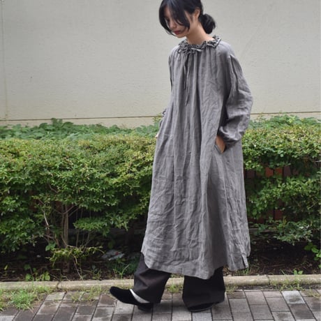 nous rendent heureux 60リネン襟ぐりフリルワンピース