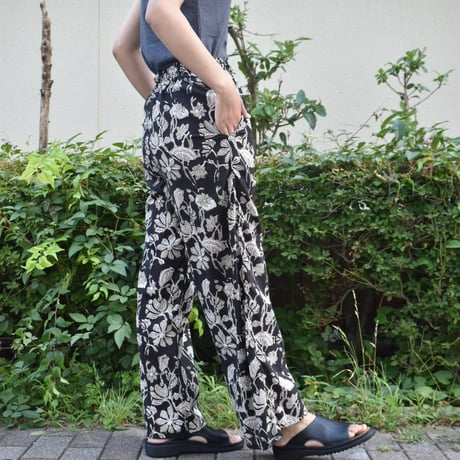 tita リラックスパンツ ハンドプリント
