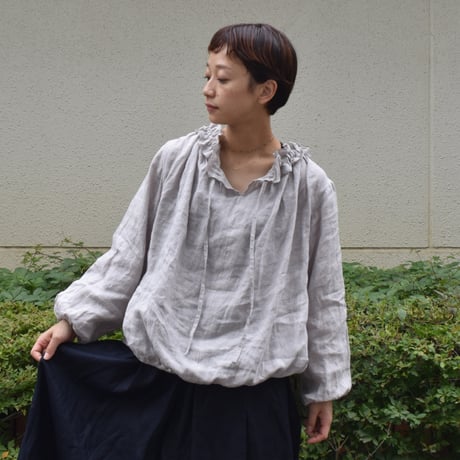 nous rendent heureux 60リネン襟ぐりフリルバルーンブラウス