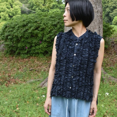 UNIVERSAL TISSU フレンチリネンスリーブレスフリルブラウス