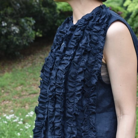 UNIVERSAL TISSU フレンチリネンスリーブレスフリルブラウス