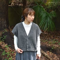 UNIVERSAL TISSU リサイクルウールパイルVネックベスト