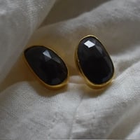 真鍮 ストーンピアス　ナチュラルサファイア