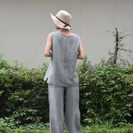 me. リップルシルクスリーブレスプルオーバー