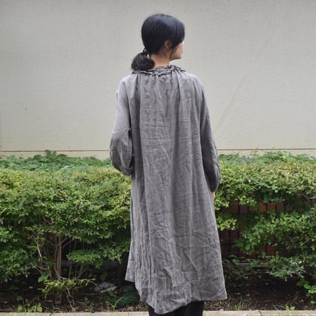 nous rendent heureux 60リネン襟ぐりフリルワンピース