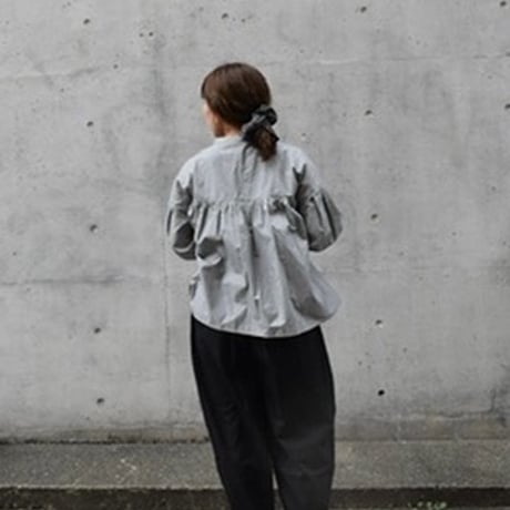 slone square ピンストライプスタンドカラーブラウス