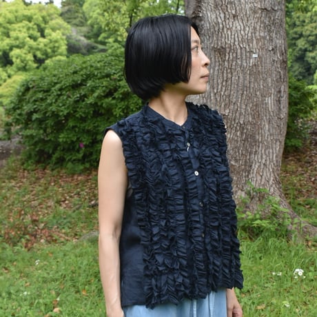 UNIVERSAL TISSU フレンチリネンスリーブレスフリルブラウス