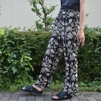 tita リラックスパンツ ハンドプリント