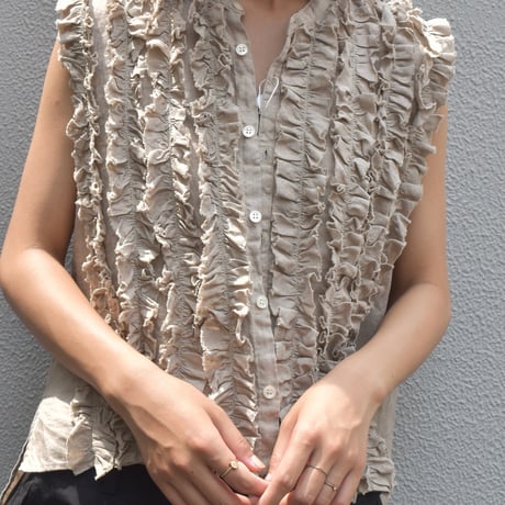 UNIVERSAL TISSU フレンチリネンスリーブレスフリルブラウス