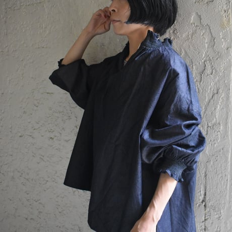 TISSU ナチュラルタイプライターモックネックシャーリングブラウス
