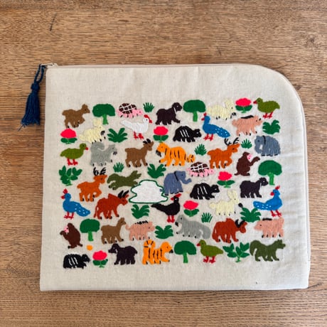 ラオス｜モン族の手刺繍ポーチ・大｜動物の楽園・藍のタッセル A