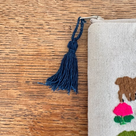 ラオス｜モン族の手刺繍ポーチ・大｜動物の楽園・藍のタッセル A