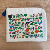 ラオス｜モン族の手刺繍ポーチ・大｜農村の生活風景・藍のタッセル