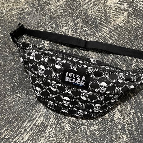 【 LIFE’S A BEACH 】“SKULLS” LARGE WAIST POUCH ( BLACK × WHITE )