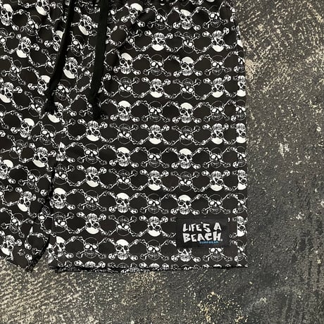 【 LIFE’S A BEACH 】“SKULLS” SHORTS ( BLACK × WHITE )