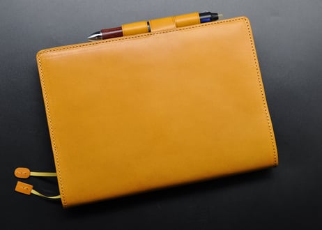 ★送料込み★本革手帳カバー★Ａ５サイズ★ほぼ日手帳カズン、NOLTY A5ウィークリーなど★栃木レザー　ピット本ヌメ(キャメル）特A★