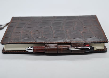 ★送料込み★本革手帳カバー★A5サイズ（ほぼ日手帳カズン、NOLTY A5 ウィークリーなど）★オイルヌメ（クロコ型押し）チョコ★