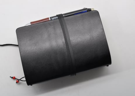 ★送料込み★トラベラーズノートカバー★A6サイズ★栃木レザー　オイルサドル（ブラック）特A★