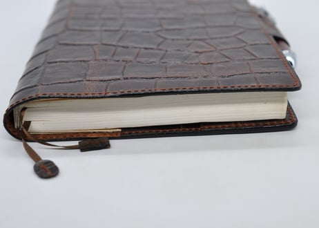 ★送料込み★本革手帳カバー★A5サイズ（ほぼ日手帳カズン、NOLTY A5 ウィークリーなど）★オイルヌメ（クロコ型押し）チョコ★