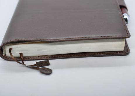 ★送料込み★本革手帳カバー★A5サイズ★ほぼ日手帳カズン、NOLTY A5ウィークリーなど★栃木レザー　ピット本ヌメ（チョコ）特A★