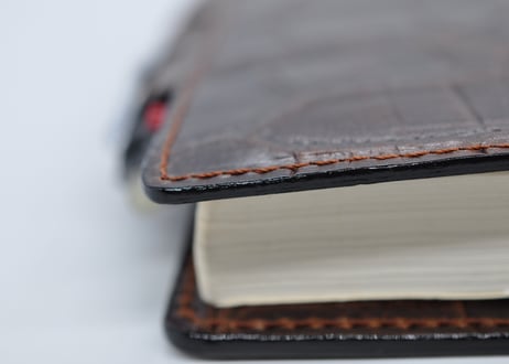 ★送料込み★本革手帳カバー★A5サイズ（ほぼ日手帳カズン、NOLTY A5 ウィークリーなど）★オイルヌメ（クロコ型押し）チョコ★