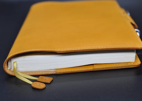 ★送料込み★本革手帳カバー★Ａ５サイズ★ほぼ日手帳カズン、NOLTY A5ウィークリーなど★栃木レザー　ピット本ヌメ(キャメル）特A★
