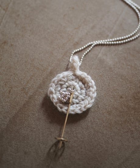 SKi stock broach necklace