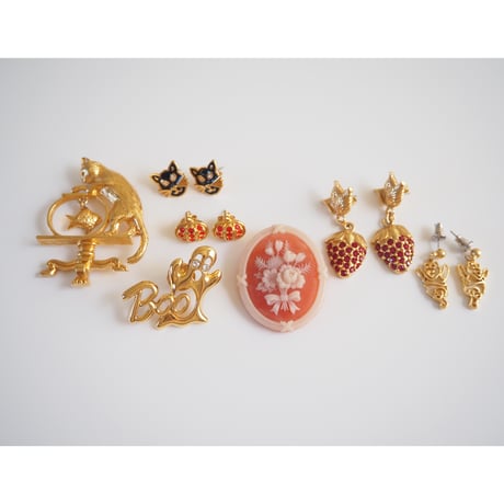 【アメリカ買付】Special price【スペシャルプライス】 AVONエイボン  猫キャットフィッシュ ブローチ / ヴィンテージ・コスチュームジュエリー