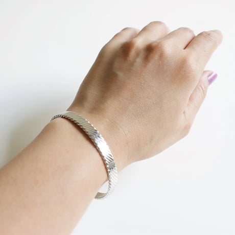【アメリカ買付】Special price【スペシャル プライス】MONET モネ  シルバートーン バングル ブレスレット/ ヴィンテージ・コスチュームジュエリー