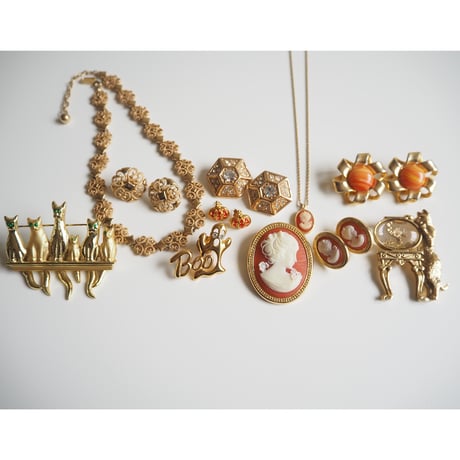 【アメリカ買付】Special price【スペシャルプライス】1928 キャット 猫  クリアルーサイト 金魚鉢 ブローチ/ ヴィンテージ・コスチュームジュエリー
