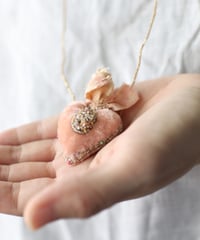 Antonia Rossi (Antomoon)/ Artisan Embroidered Heart Necklaceネックレス / An-26022
