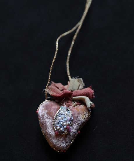 Antonia Rossi (Antomoon)/ Artisan Embroidered Heart Necklaceネックレス / An-26028