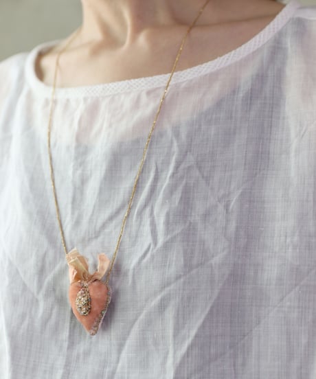 Antonia Rossi (Antomoon)/ Artisan Embroidered Heart Necklaceネックレス / An-26022