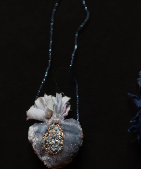Antonia Rossi (Antomoon)/ Artisan Embroidered Heart Necklaceネックレス / An-26029