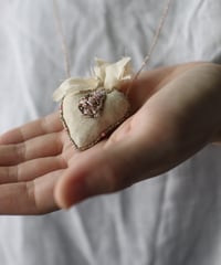 Antonia Rossi (Antomoon)/ Artisan Embroidered Heart Necklaceネックレス / An-26023