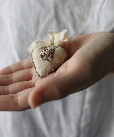 Antonia Rossi (Antomoon)/ Artisan Embroidered Heart Necklaceネックレス / An-26023